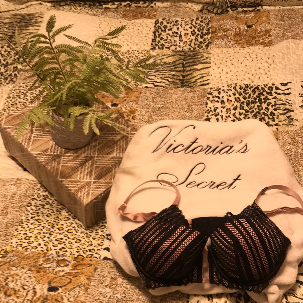 ❤️Victoria’s Secret Bra Push Up Bra 32 DD ❤️ Taking Offers!
